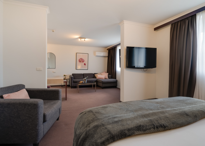 Mercure-Albury-_-Deluxe-Spa-Suite-8